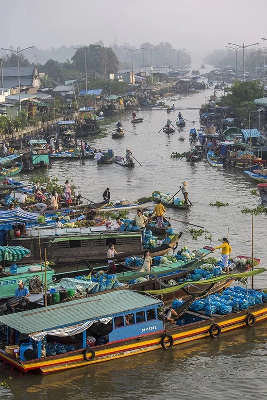 Khu chợ nổi tập trung người dân lao động kiếm sống mà không phân biệt họ đến từ đâu hay bán thứ gì. Du khách đến đây cũng có dịp tìm hiểu nếp sinh hoạt chợ nổi của người dân vùng sông nước miền Tây.