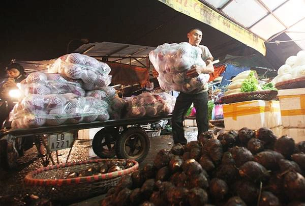 Nhá nhem tối, lái buôn từ các tỉnh chuyển lượng lớn các mặt hàng đến chợ để tiểu thương nhận hàng và chuyển đi các tỉnh Bắc Giang, Bắc Ninh, Hà Nam, Phú Thọ… hay cả một số huyện ngoại thành như Gia Lâm, Thanh Trì, Đông Anh…