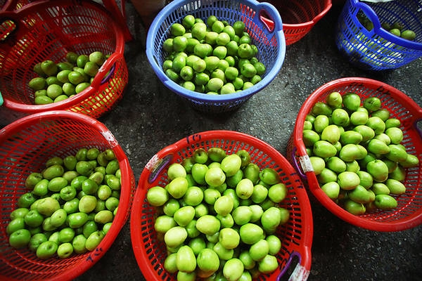 Khắp nơi, đa dạng các mặt hàng rau, củ, quả, từ những loại bình dân đến quả đặc sản.