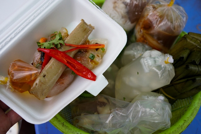 Các món ăn vặt như bánh bột lọc, chè bột lọc, chả cây, bún mắm, nem lụi, thạch xoa (rau câu)... được các tiểu thương bán bằng những gánh hàng rong.