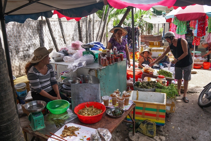 Những gian hàng bán các món đồ Huế không có sạp hay ki ốt hoàn chỉnh nhưng bày biện nhiều món đồ. Bằng chất giọng rặt đất kinh kỳ, mệ (bà) Thu giải thích: "Khu vực này tập trung đông người dân Huế xa quê vào Sài Gòn lập nghiệp, từ đó hình thành nên chợ cũng được gần 15 năm nay rồi. Hầu hết tiểu thương ở đây đều là đồng hương với nhau".