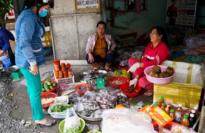 Bà con nơi đây đều giao tiếp với nhau bằng chất giọng Huế đặc trưng. Theo mệ Thu, nhiều người vào Sài Gòn mấy chục năm nhưng vẫn giữ giọng nói cùng các ngôn từ địa phương.