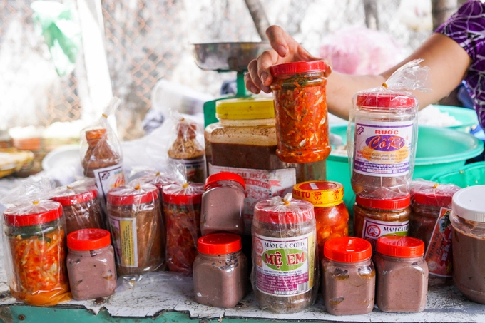 Chợ không bán “cao lương mỹ vị” mà chủ yếu là các món ăn dân dã của mảnh đất Thần Kinh. Phổ biến nhất là các loại mắm nêm, mắm ruốc, tôm chua, dưa cà đu đủ... được nhập chính gốc từ Huế, gian hàng nào cũng bày bán.