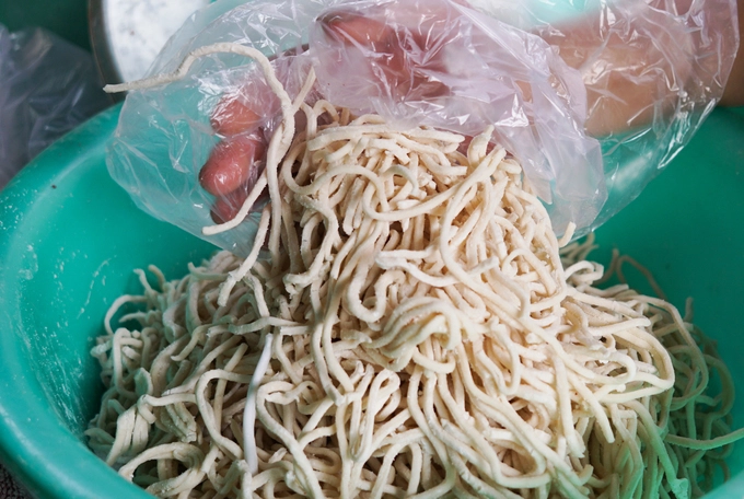 Một gian hàng khác bán bột lọc, bột mì chính hiệu chỉ có ở đất cố đô.