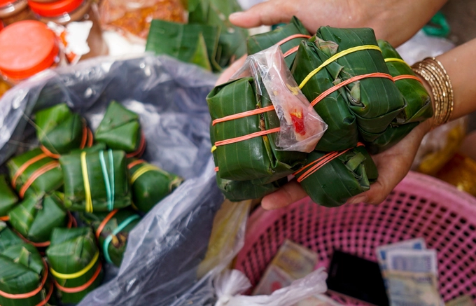 Nhiều mặt hàng như nem chua chỉ có ở chợ này, khó tìm được ở nơi khác. Các tiểu thương cho biết, do nguồn hàng từ Huế về không nhiều nên mỗi gian hàng bán lẻ tẻ chứ không bỏ mối được.