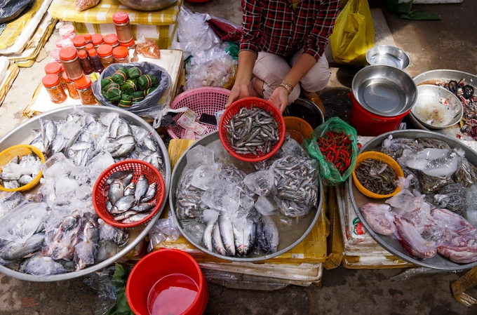 Ngay cả các mặt hàng tươi sống như cá, thịt cũng được bán. Nhiều nhất là các loại cá bống thệ, cá đối, cá kình, tôm sông... đánh bắt ở vùng phá Tam Giang, ướp lạnh theo xe vào Sài Gòn.  "Mấy con cá này nhìn đơn giản nhưng giá cũng đắt hơn so với cá cùng loại. Người Huế ở đây rất thích mua đồ này để nhớ hương vị quê nhà, nên tôi chỉ bán mỗi buổi sáng là hết hàng rồi", chị Cẩm Tú chia sẻ.
