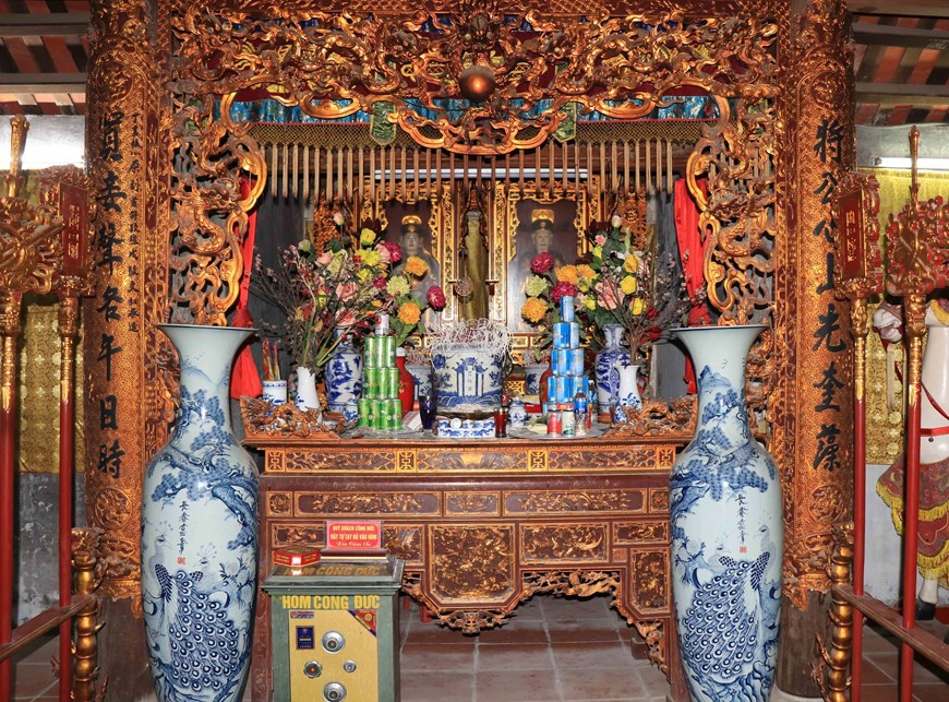 Tượng thờ trong đền Lệ Chi Viên. Ảnh: Thanh Thương/TTXVN.