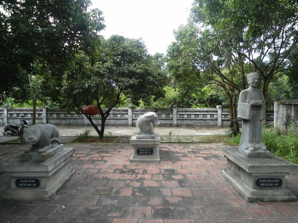 Tượng quan hầu và tượng linh thú bằng đá ở lăng Ngải Sơn. Ảnh: Bảo tàng Quảng Ninh.