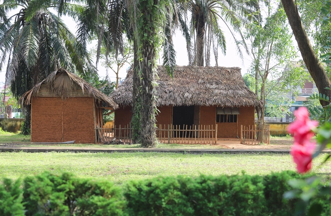 Các ngôi nhà vách đất được dựng mới. Đây là nơi quay thước phim Nguyễn Du ở, trổ tài sáng tác thi ca. Ban quản lý cho hay, khi kết thúc bấm máy, những ngôi nhà này sẽ được giữ lại để phục vụ du lịch.