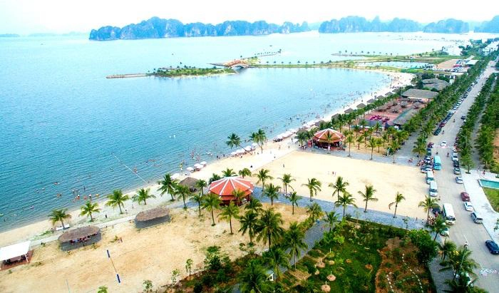 Bãi tắm Tuần Châu. Ảnh: tuanchau-halong.com.vn