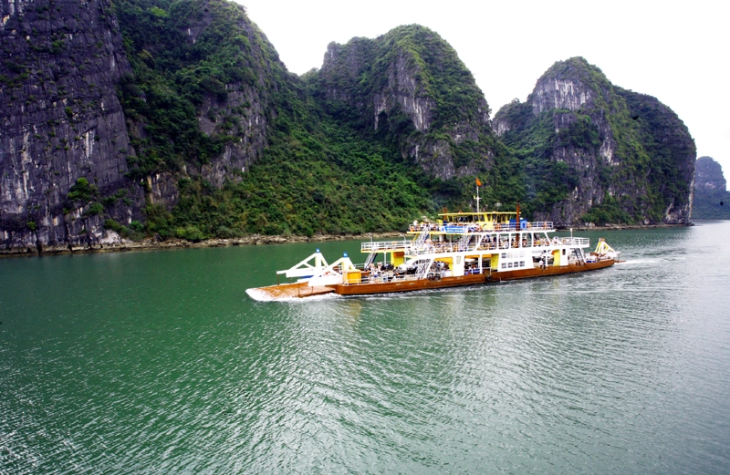 Phà Tuần Châu đi Cát Bà. Ảnh: Báo Quảng Ninh.