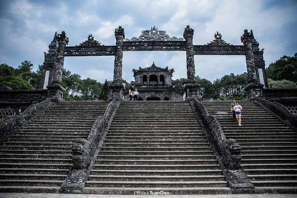 Du khách sẽ đi qua cổng chào uy nghiêm gồm 37 bậc cầu thang với thành được đắp các tượng rồng lớn lên tới sảnh ngoài.