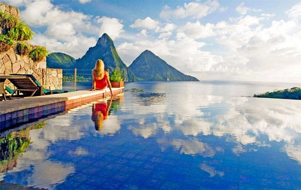 Nhìn ra bể bơi vô cực là một bức tranh toàn cảnh dãy núi Piton nhấp nhô và biển Caribe xanh ngắt. Bạn có thể tận hưởng vẻ đẹp bất tận đó ngay trên giường ngủ hoặc nằm dài trên những chiếc ghế đặt cạnh bể bơi. khunghiduongcoviewdepnhathanhtinh-ivivu-8