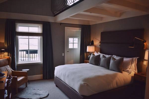 Với 13 phòng, Travor chọn ở tại một trong 4 phòng tên là "Gallery Room". Anh chia sẻ trong phòng còn có võng ngủ trên gác mái. Với 13 phòng, Travor chọn ở tại một trong 4 phòng tên là "Gallery Room". Anh chia sẻ trong phòng còn có võng ngủ trên gác mái.