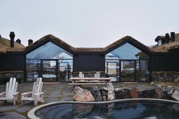 Chi phí cho 4 ngày nghỉ tại Deplar Farm với trải nghiệm trượt tuyết là 11.200 USD một người, đã bao gồm tiền phòng, dịch vụ đưa đón ở sân bay, các bữa ăn và đồ uống. Chi phí cho 4 ngày nghỉ tại Deplar Farm với trải nghiệm trượt tuyết là 11.200 USD một người, đã bao gồm tiền phòng, dịch vụ đưa đón ở sân bay, các bữa ăn và đồ uống.