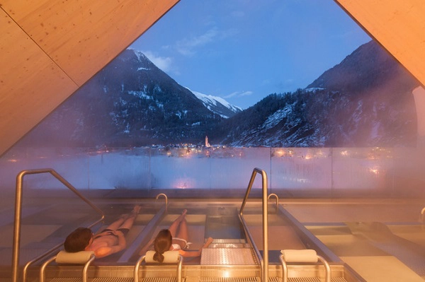 Thế mạnh của khu nghỉ dưỡng này là về spa và các liệu pháp điều trị làm khỏe cơ thể nên bên trong trang bị nhiều hệ thống massage phục vụ khách lưu trú.