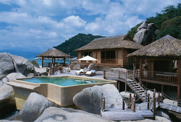 Six Senses Nha Trang tọa lạc trên Vịnh Ninh Vân xinh đẹp.