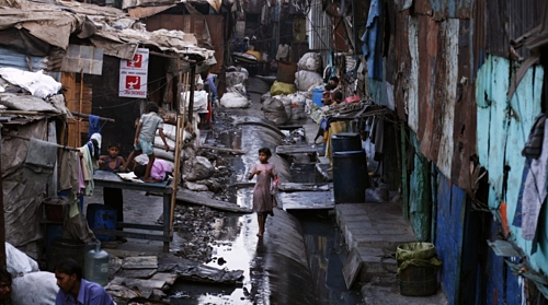 Dharavi có khoảng một triệu dân sinh sống, nổi tiếng từ bộ phim Triệu phú Khu ổ chuột (Slumdog Millionaire) năm 2008. Ảnh: Jonas Bendiksen.