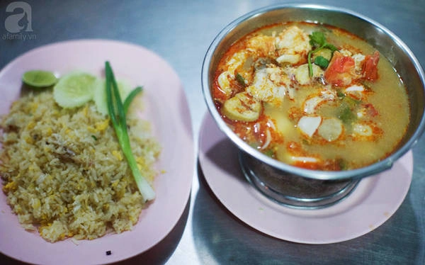 Tom yum và cơm rang hải sản.