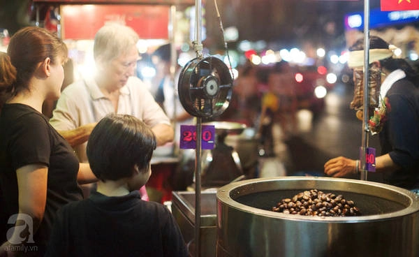 Chinatown có rất nhiều quầy hạt dẻ rang thơm lừng.