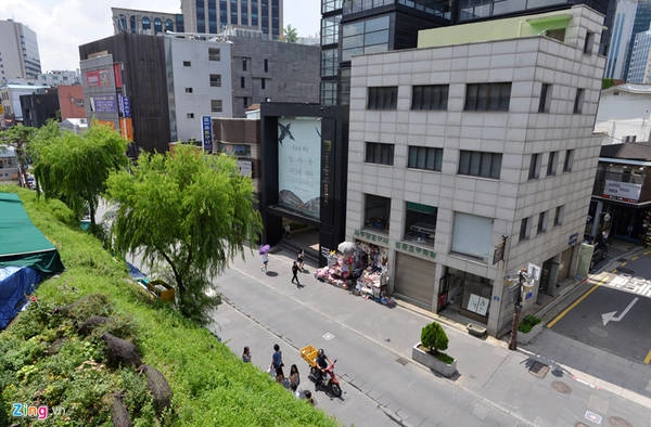 Đường chính của khu phố là Insadong-gil, kết nối với nhiều con hẻm nhỏ xung quanh. Phố có chiều rộng khoảng 6 m, được bố trí nhiều cây cảnh giữa đường. Đường chính của khu phố là Insadong-gil, kết nối với nhiều con hẻm nhỏ xung quanh. Phố có chiều rộng khoảng 6 m, được bố trí nhiều cây cảnh giữa đường.