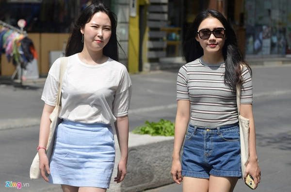Du khách đến Seoul đều thích tản bộ dạo quanh Insadong, ngắm nhìn và mua các mặt hàng thủ công truyền thống làm quà lưu niệm như đồ cổ, đồ gốm, tranh... Du khách đến Seoul đều thích tản bộ dạo quanh Insadong, ngắm nhìn và mua các mặt hàng thủ công truyền thống làm quà lưu niệm như đồ cổ, đồ gốm, tranh...