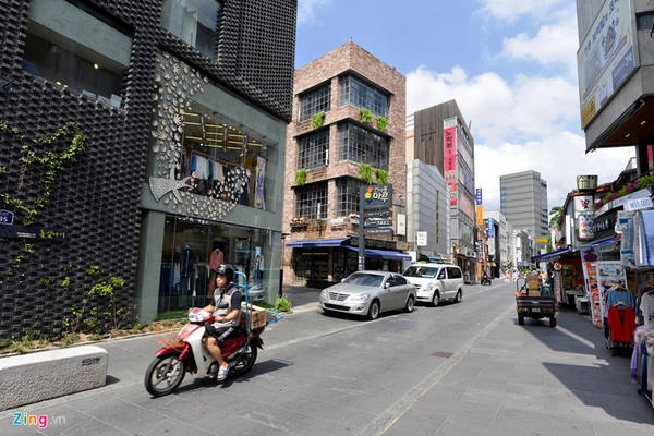Nhiều con hẻm nối liền với khu phố Insadong trở thành nơi giao lưu văn hóa, buôn bán các mặt hàng truyền thống, khu phố ẩm thực. Nhiều con hẻm nối liền với khu phố Insadong trở thành nơi giao lưu văn hóa, buôn bán các mặt hàng truyền thống, khu phố ẩm thực.