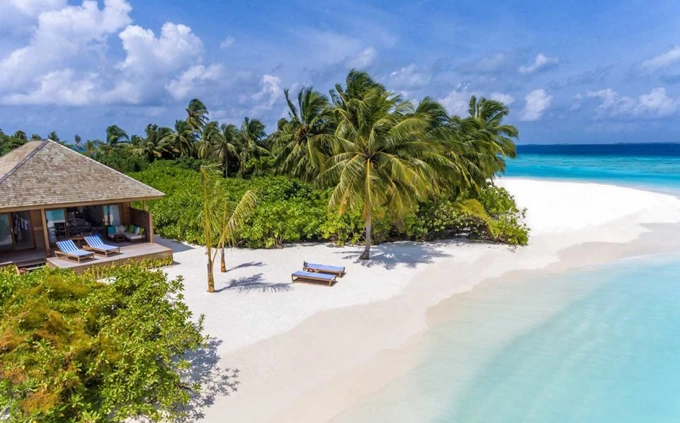 Hạng phòng có giá thấp nhất là Beach Villa nằm trên bãi biển, tuy nhiên khoảng cách rất gần. Bạn có thể tận hưởng cảm giác một mình một cõi mà không lo bị ai làm phiền đến thời gian nghỉ dưỡng riêng tư của mình.