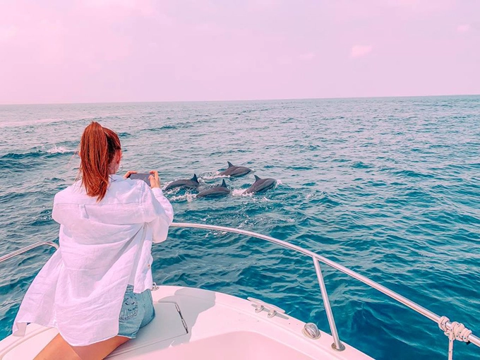 Du khách có thể tham gia nhiều hoạt động do chính resort tổ chức như đi thăm đảo hay lặn xuống đáy biển. Minh Hằng lựa chọn tour ra khơi để ngắm đàn cá heo. Đây là trải nghiệm thú vị mà không nhiều người Việt lựa chọn. Lý do là không phải ai tham gia tour này cũng có cơ hội gặp được cá heo, một phần do thời tiết và còn theo từng mùa. Nhưng nàng ca sĩ "bé Heo" lại nằm trong số những người có được may mắn này.