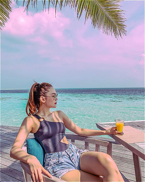 Tuy chưa tới thời điểm du lịch Maldives lý tưởng nhất nhưng kỳ nghỉ của Minh Hằng cũng gặp nhiều thuận lợi vì thời tiết đẹp, nắng ấm, trời xanh. Khu resort Hurawalhi nằm trên một hòn đảo độc lập, bốn bề là nước biển xanh trong. Du khách chỉ mất một phút đi bộ là ra tới biển. Còn với những du khách thuê hạng phòng Ocean Villa thì chỉ cần nhảy ào xuống đại dương xanh ngay khi bước ra khỏi cửa phòng.