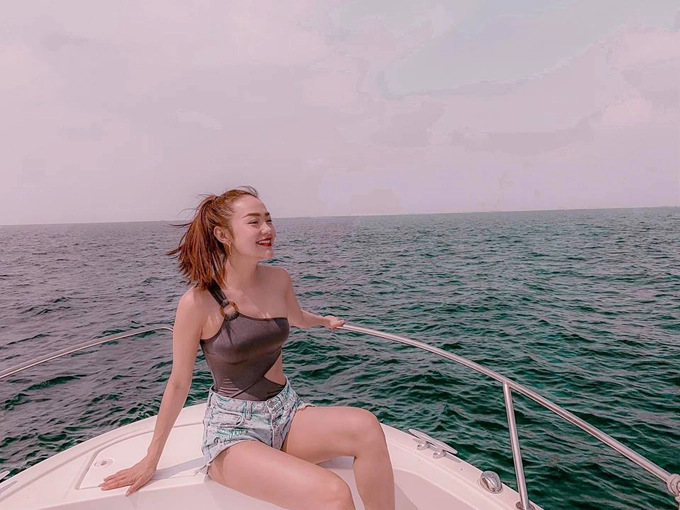 Khu nghỉ có 5 hạng phòng là Beach Villa, Beach Sunset Villa, Ocean Villa, Ocean Pool Villa, Romantic Ocean Villa. Minh Hằng lựa chọn phòng Ocean Villa nằm nổi trên mặt biển, nội thất được làm hoàn toàn bằng gỗ thô mộc theo phong cách tối giản của người Nhật. Phòng Ocean Pool Villa và Romantic Ocean Villa có giá cao hơn do sở hữu một hồ bơi riêng ngay phía trước hiên nhà.