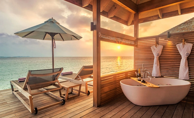 Nàng ca sĩ có thể thoải mái tận hưởng không khí mát mẻ, ngắm ánh chiều tà. Giá phòng Ocean Villa từ 1.600 USD trở lên (khoảng gần 40 triệu đồng một đêm). Đây là mức giá trung bình cho một căn phòng hạng sang ở Maldives.