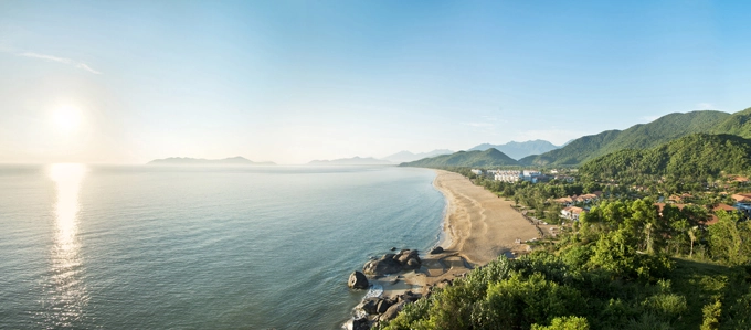 Lăng Cô nằm cách Huế gần 70 km, được công nhận là một trong những vịnh đẹp trên thế giới. Khu nghỉ dưỡng phức hợp Laguna nằm kề bên vịnh Lăng Cô, được bao bọc bởi dải bờ biển dài 3 km. Lăng Cô nằm cách Huế gần 70 km, được công nhận là một trong những vịnh đẹp trên thế giới. Khu nghỉ dưỡng phức hợp Laguna nằm kề bên vịnh Lăng Cô, được bao bọc bởi dải bờ biển dài 3 km.