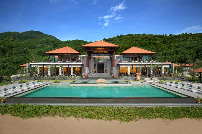 Sàn diễn thời trang của show Đỗ Mạnh Cường được xây dựng theo kiến trúc hiện đại, Tây phương nhưng vẫn giữ được hồn Việt, văn hoá của người Việt. Sàn diễn thời trang của show Đỗ Mạnh Cường được xây dựng theo kiến trúc hiện đại, Tây phương nhưng vẫn giữ được hồn Việt, văn hoá của người Việt.
