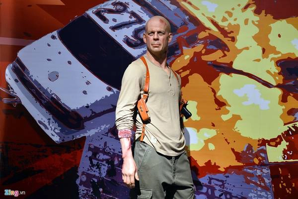 Nam diễn viên người Mỹ Bruce Willis nổi tiếng với nhiều vai trong phim hành động của Hollywood như Die hard, Last man standing... Nam diễn viên người Mỹ Bruce Willis nổi tiếng với nhiều vai trong phim hành động của Hollywood như Die hard, Last man standing...