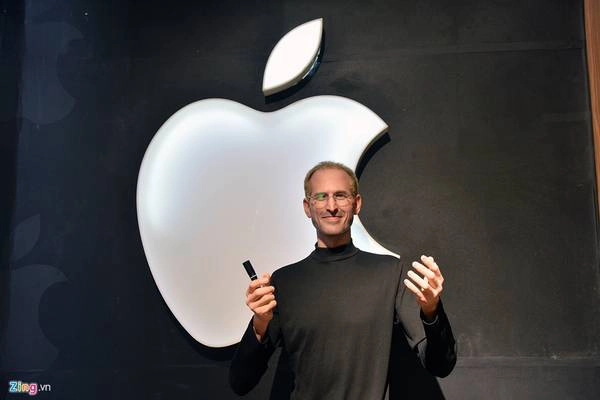 Steve Jobs, doanh nhân và nhà sáng chế người Mỹ. Ông là đồng sáng lập viên, chủ tịch, và là cựu tổng giám đốc điều hành của hãng Apple, là một trong những người có ảnh hưởng lớn nhất ở ngành công nghiệp vi tính. Steve Jobs, doanh nhân và nhà sáng chế người Mỹ. Ông là đồng sáng lập viên, chủ tịch, và là cựu tổng giám đốc điều hành của hãng Apple, là một trong những người có ảnh hưởng lớn nhất ở ngành công nghiệp vi tính.