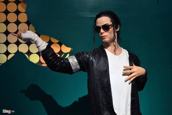 Ngôi sao nhạc pop Michael Jackson với phong cách thời trang và hình dáng y hệt trên sân khấu khi anh còn sống. Ngôi sao nhạc pop Michael Jackson với phong cách thời trang và hình dáng y hệt trên sân khấu khi anh còn sống.