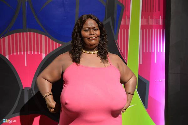 Tượng sáp người phụ nữ có bộ ngực tự nhiên to nhất thế giới - chị Norma Stitz, (người Mỹ, sinh năm 1959, số đo vòng một 177,8 cm). Tượng sáp người phụ nữ có bộ ngực tự nhiên to nhất thế giới - chị Norma Stitz, (người Mỹ, sinh năm 1959, số đo vòng một 177,8 cm).