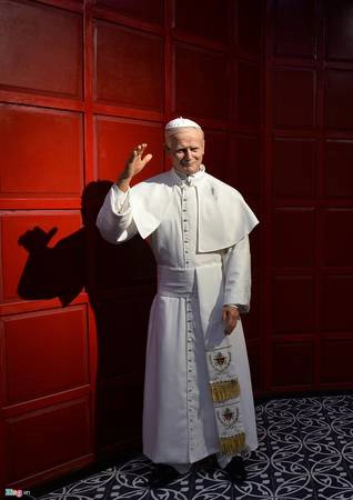 Trong ảnh là tượng Giáo hoàng Jean Paul II, người đứng đầu tòa thánh Vatican trong suốt 26 năm, kể từ năm 1978 Trong ảnh là tượng Giáo hoàng Jean Paul II, người đứng đầu tòa thánh Vatican trong suốt 26 năm, kể từ năm 1978