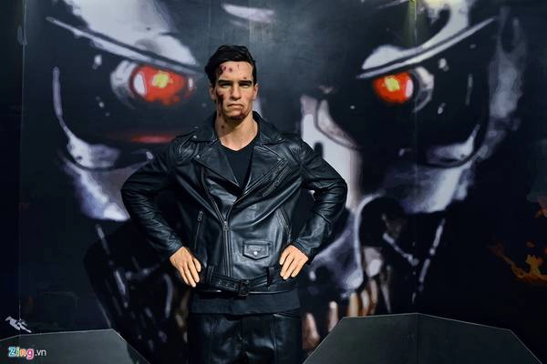 Diễn viên phim hành động người Mỹ, Arnold Schwarzenegger. Ngôi sao điện ảnh gốc Áo từng làm Thống đốc bang California (Mỹ), và giữ chức này trong hai nhiệm kỳ liên tiếp đến năm 2011. Diễn viên phim hành động người Mỹ, Arnold Schwarzenegger. Ngôi sao điện ảnh gốc Áo từng làm Thống đốc bang California (Mỹ), và giữ chức này trong hai nhiệm kỳ liên tiếp đến năm 2011.