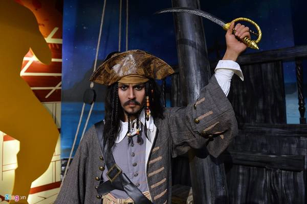 Johnny Depp, người nổi tiếng với vai Jack Sparrow trong phim Cướp biển vùng Caribbean. Johnny Depp, người nổi tiếng với vai Jack Sparrow trong phim Cướp biển vùng Caribbean.