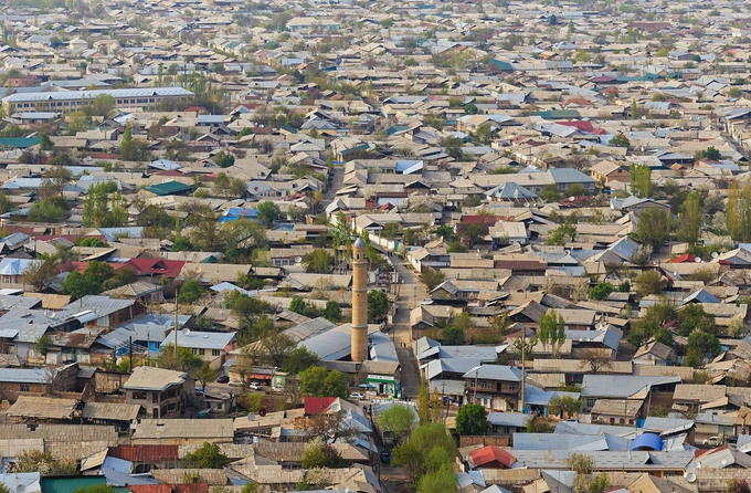 Một góc thành phố Osh nhìn từ núi Sulayman. Đây là thành phố lớn thứ 2 của Kyrgyzstan hiện tại. Trước đây, Osh nằm ở trung điểm của tuyến đường tơ lụa và là một thị trường lớn. Ảnh: A.Savin/Wikimedia Commons.