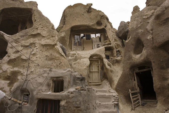 Kiến trúc nhà ở tại làng Kandovan, Iran. Những ngôi nhà này do người dân tạo nên bằng cách khoét sâu vào các khối đá ở chân đồi, núi Sahand. Tổ tiên của họ xưa kia đến vùng đất này để tìm nơi ẩn náu trước đội quân Mông Cổ hùng mạnh. Ảnh: Caren Firouz/Reuters.