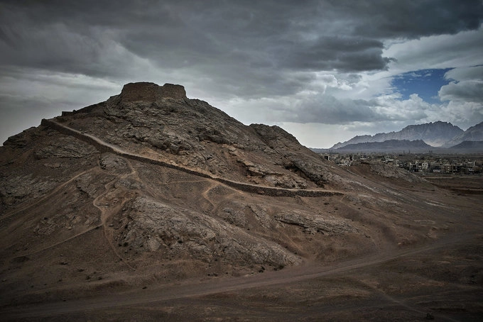 Một nhánh phía nam của con đường tơ lụa sẽ đưa du khách đến với Yazd, Iran. Vùng đất này là nơi sinh sống của cộng đồng người Zoroastri. Trong ảnh là “Ngọn tháp im lặng” đã tồn tại qua nhiều thế hệ người Zoroastri, địa điểm họ thực hiện thiên táng. Ảnh: DevianArt.