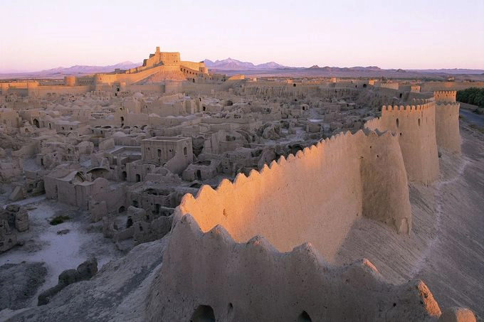 Thành phố cổ Bam, nằm ở tỉnh Kerman, Iran. Lịch sử của Bam bắt đầu từ thế kỷ thứ 6 đến thứ 4 TCN. Thời hoàng kim của nó là từ thế kỷ thứ 7 đến thế kỷ 11, khi thành phố này nằm ở ngã tư các tuyến thương mại quan trọng, trong đó có con đường tơ lụa. Bam từng được biết đến với việc sản xuất hàng dệt lụa và bông. Ảnh: Pinterest.