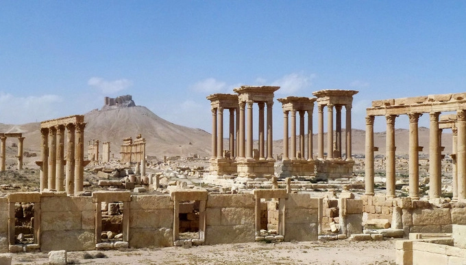 Những gì còn sót lại của thành phố cổ Palmyra nổi tiếng ở Syria sau khi quân đội chính phủ chiếm lại từ lực lượng ISIS năm 2016. Palmyra trong quá khứ là trung tâm thương mại quan trọng, gắn liền với sự phát triển của con đường tơ lụa. Thành phố cổ đại này đã được UNESCO công nhận là di sản thế giới, đóng góp rất nhiều vào sự phát triển du lịch của Syria. Tuy nhiên, nhiều công trình đã bị ISIS phá hủy khi lực lượng này chiếm Palmyra. Ảnh: Maher Al Mounes/AFP.