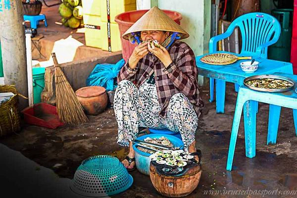 Bạn có thể thưởng thức những món hải sản tươi ngon đã được chế biến ngay khu vực đối diện làng chài. Bạn có thể thưởng thức những món hải sản tươi ngon đã được chế biến ngay khu vực đối diện làng chài.