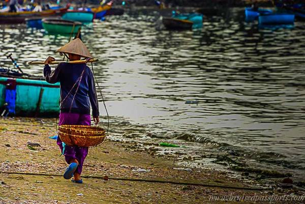 Hàng ngày, khu chợ đông đúc và nhộn nhịp trong khoảng từ 6h sáng đến 10h. Hàng ngày, khu chợ đông đúc và nhộn nhịp trong khoảng từ 6h sáng đến 10h.