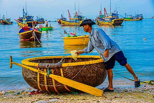 Sau khi bán xong các loại hải sản thì ngư dân lại tất bật chuẩn bị cho chuyến biển hôm sau. Sau khi bán xong các loại hải sản thì ngư dân lại tất bật chuẩn bị cho chuyến biển hôm sau.
