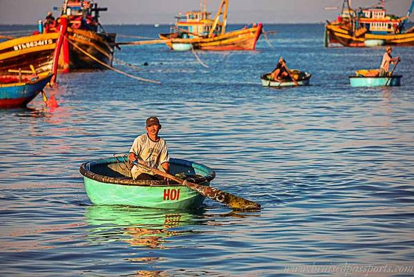 Nét mệt mỏi hiện lên trên khuôn mặt của ngư dân sau một chuyến biển đêm. Nét mệt mỏi hiện lên trên khuôn mặt của ngư dân sau một chuyến biển đêm.